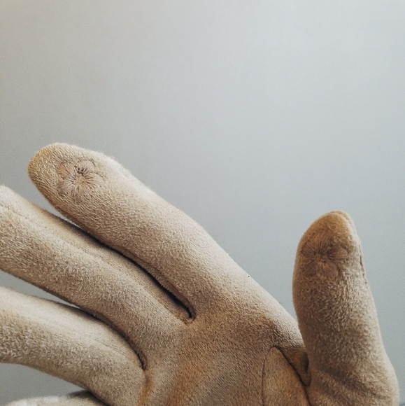 SMART TOUCH GLOVES W/ BUTTON - light brown - Picture 6 of 9